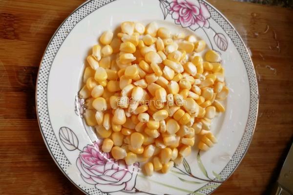 紫甘蓝炒玉米粒的做法图解1