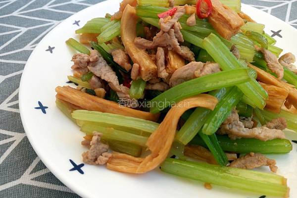 芹菜炒腐竹的做法图解1