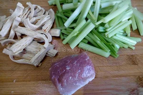芹菜炒腐竹的做法图解2