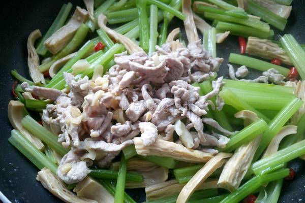 芹菜炒腐竹的做法图解13