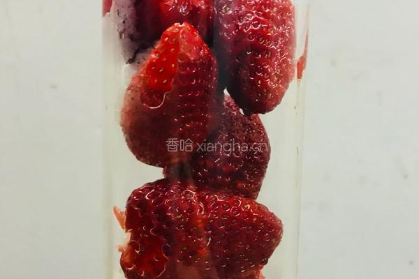 鲜榨草莓奶昔的做法图解2