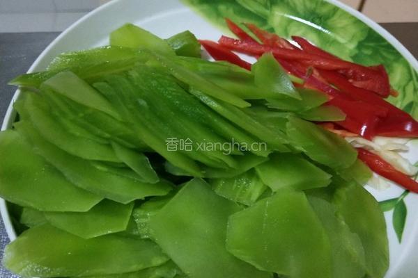 清炒莴苣片的做法图解1