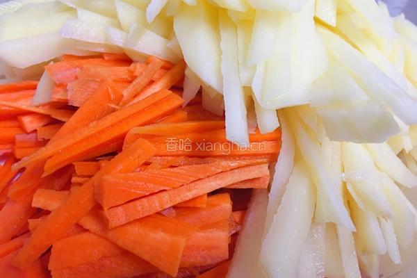 清炒红萝卜土豆丝的做法图解1