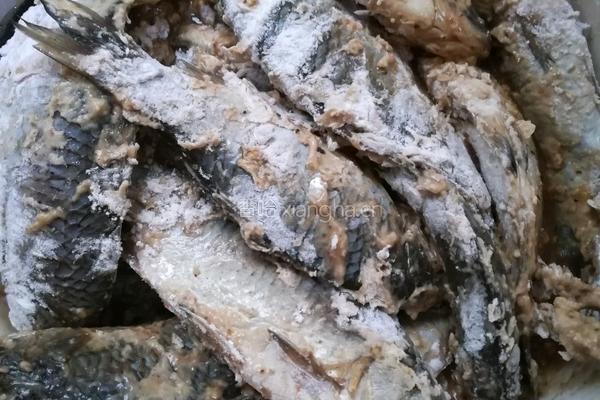 香酥小鲫鱼的做法图解2