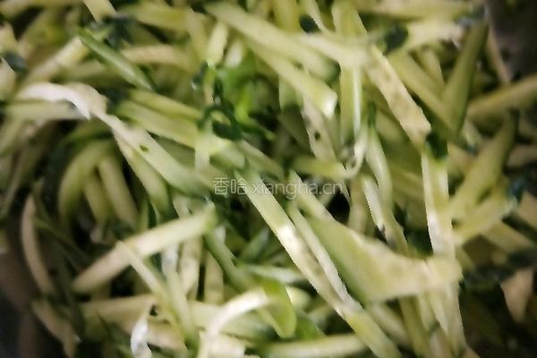 黄瓜干豆腐凉菜的做法图解2