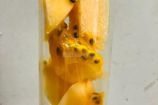 鲜榨哈密瓜百香果汁的做法图解2