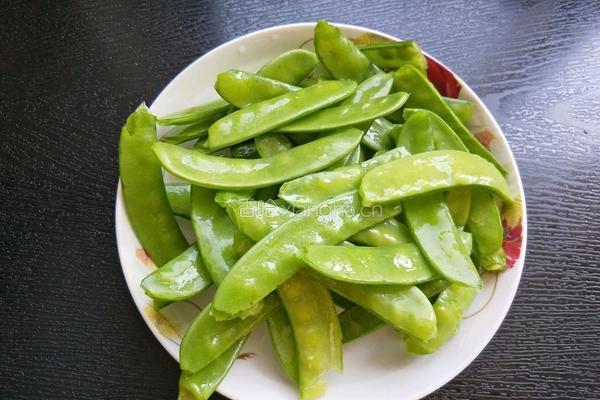 海鲜菇鸡蛋炒荷兰豆的做法图解2