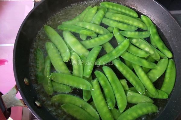 海鲜菇鸡蛋炒荷兰豆的做法图解5