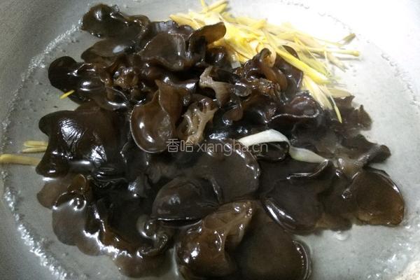笋尖黑木耳的做法图解1