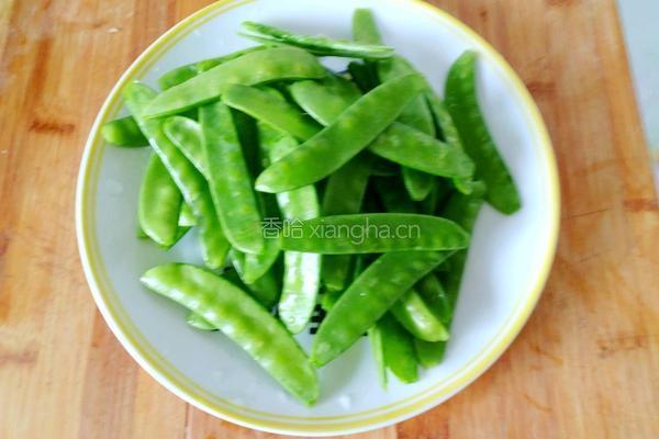 荷兰豆炒木耳的做法图解1