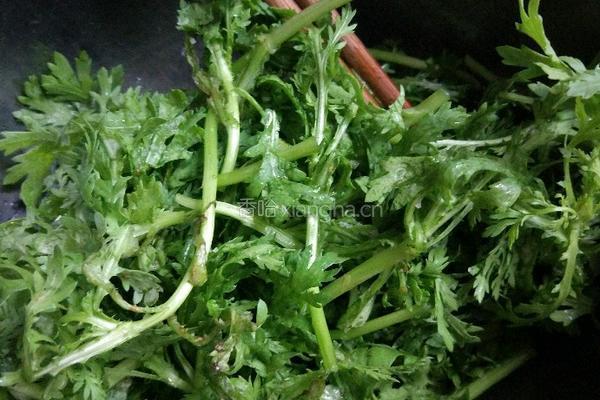 生拌茼蒿菜的做法图解1