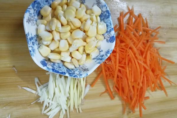 玉米鸡蛋炒米粉的做法图解2
