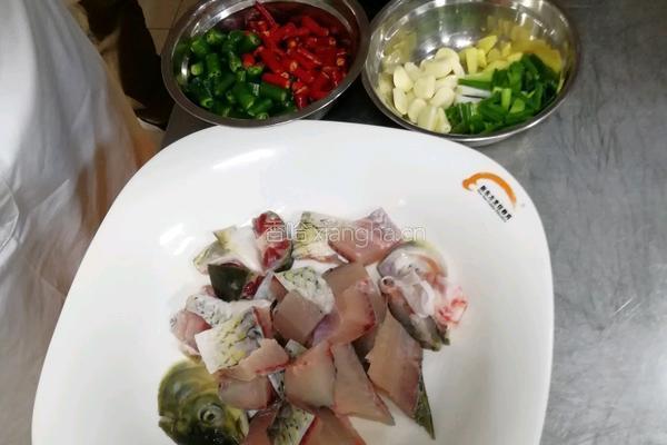 黄焖鱼的做法图解1