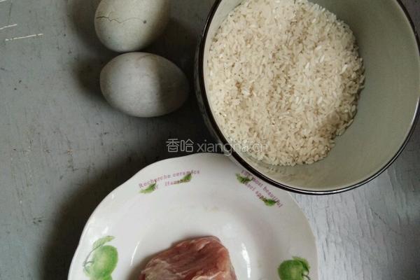 皮蛋瘦肉粥的做法图解1