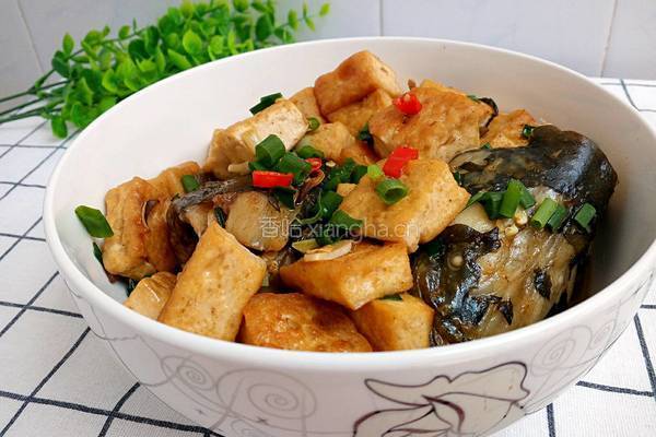 鲶鱼烧豆腐的做法图解1