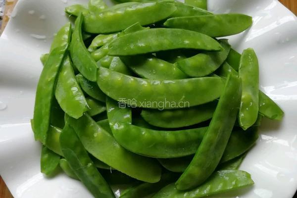 紫甘蓝炒荷兰豆的做法图解1