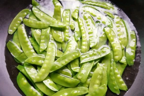 紫甘蓝炒荷兰豆的做法图解5