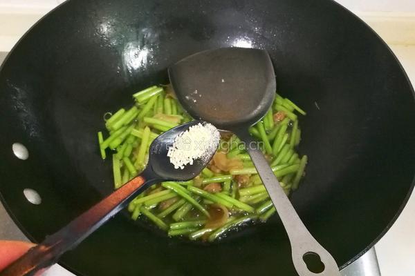 椒盐咸肉炒芦蒿的做法图解10