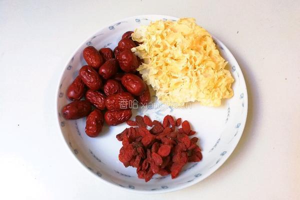 枸杞红枣银耳汤的做法图解1