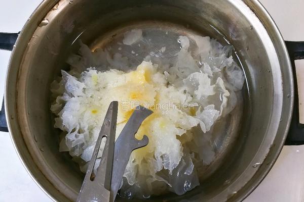 枸杞红枣银耳汤的做法图解2
