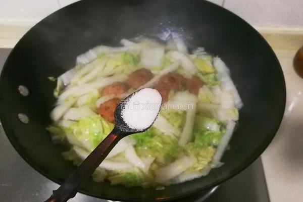 白菜烧丸子的做法图解7