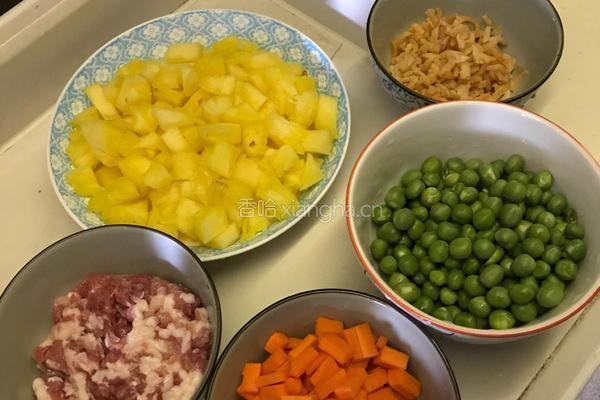 杂锦菠萝炒饭的做法图解2