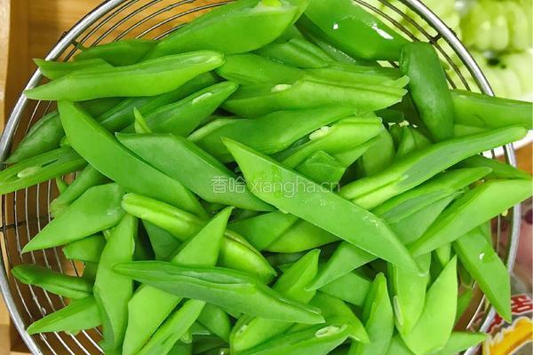 扁豆炒蒜肠的做法图解1