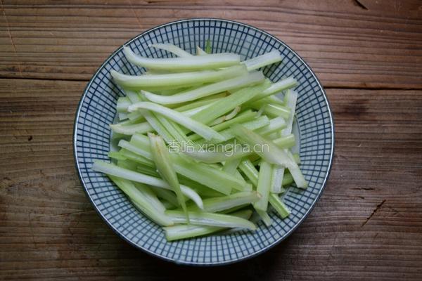 西芹炒肉丝的做法图解2