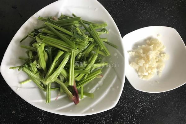 蒜香菠菜梗的做法图解1
