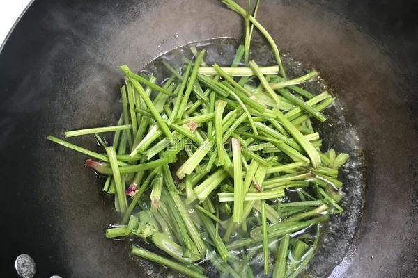 蒜香菠菜梗的做法图解3