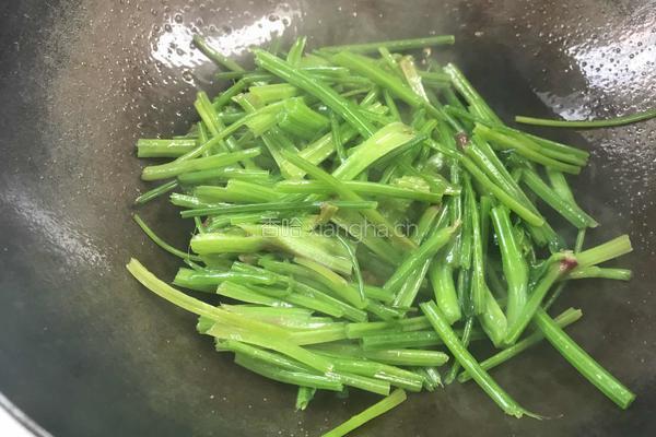 蒜香菠菜梗的做法图解6