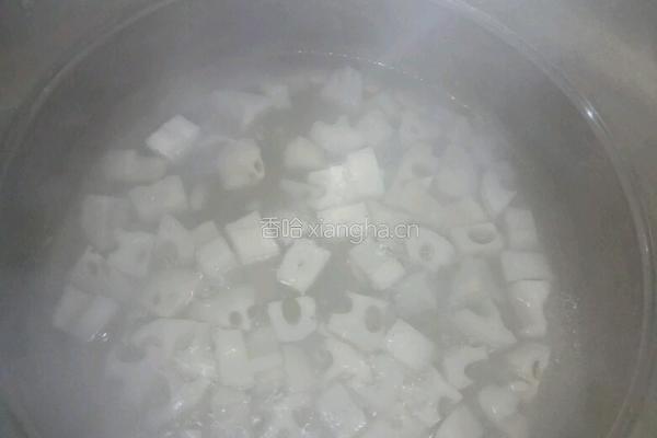 糖醋藕丁的做法图解1