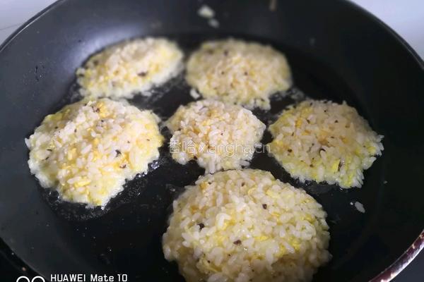 米饭鸡蛋饼的做法图解4