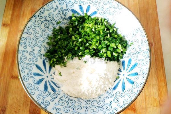 韭菜鸡蛋饼的做法图解2