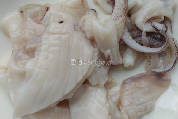 西芹溜鱿鱼肉片的做法图解4