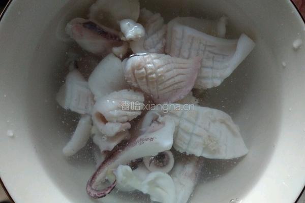 西芹溜鱿鱼肉片的做法图解7