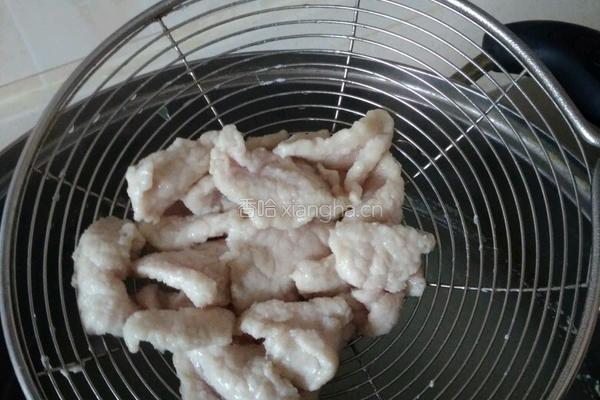 西芹溜鱿鱼肉片的做法图解10