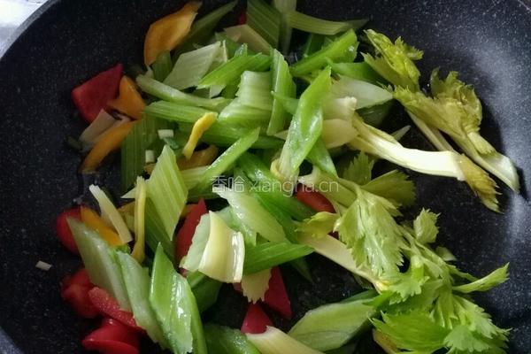 西芹溜鱿鱼肉片的做法图解12