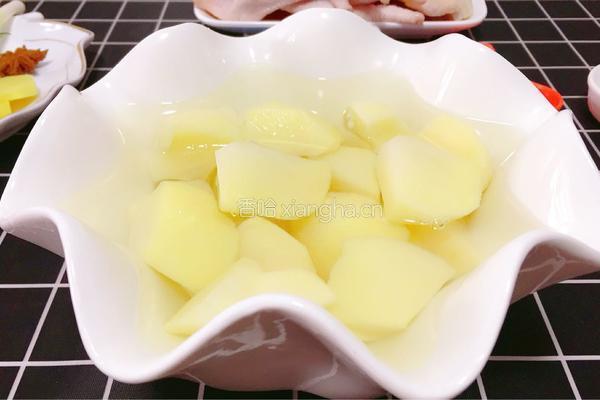 土豆炖鸡块的做法图解3