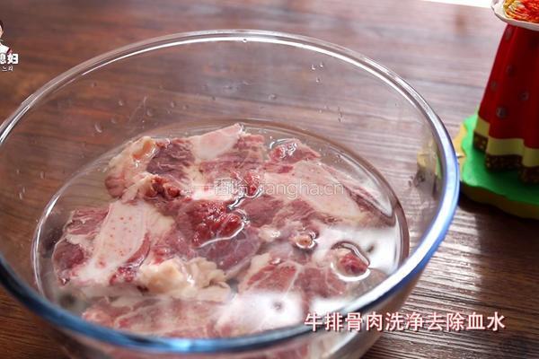 韩式炖牛排骨的做法图解1