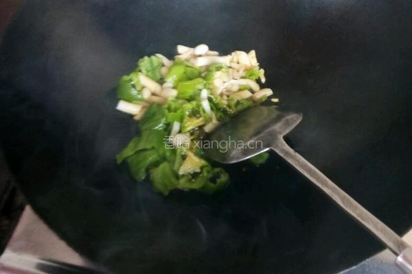 鸡肉针菇青辣椒面的做法图解3
