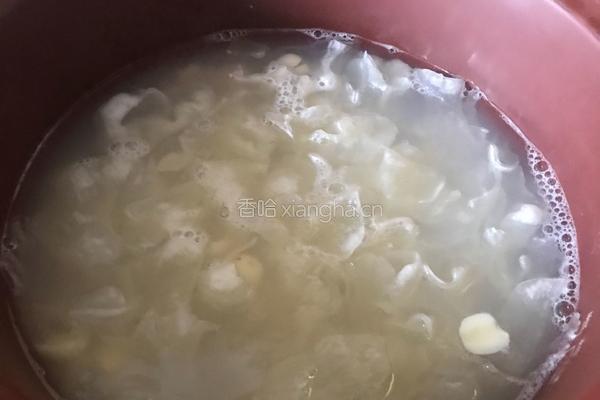 紫薯银耳莲子羹的做法图解3