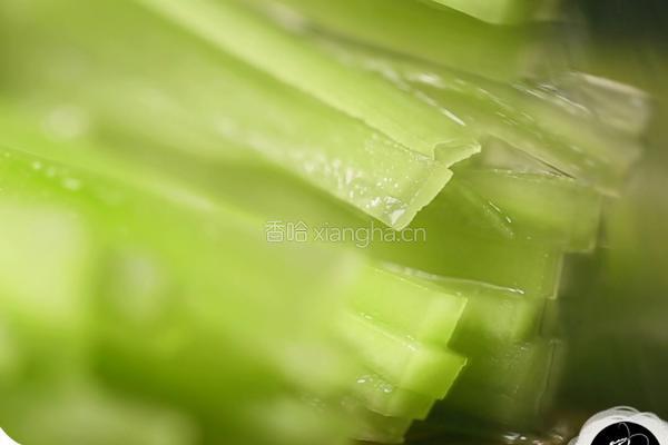 春季清热解毒开胃凉菜凉拌青笋丝的做法图解3