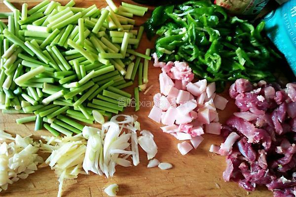 蒜苔炒肉的做法图解2