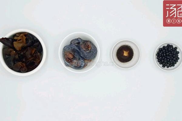 黑豆黑木耳炖乌鸡汤 补充天然雌激素的做法图解1