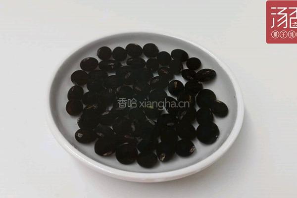 黑豆黑木耳炖乌鸡汤 补充天然雌激素的做法图解2