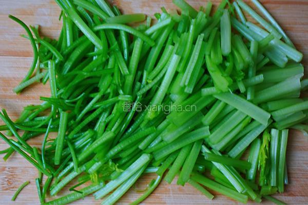 熏干炒香芹的做法图解1