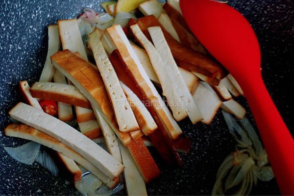 熏干炒香芹的做法图解5