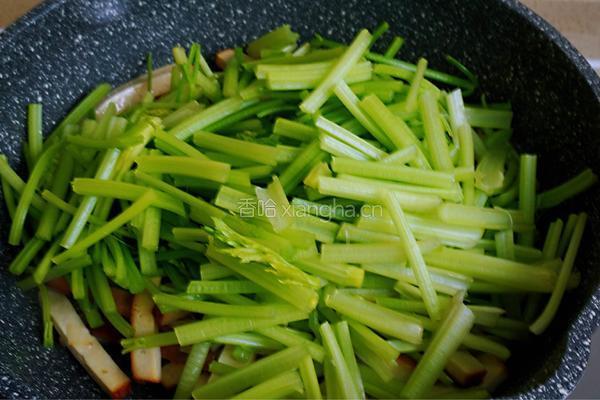 熏干炒香芹的做法图解6