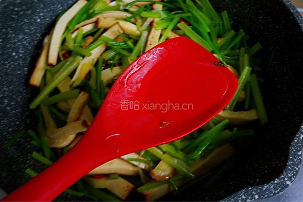 熏干炒香芹的做法图解10